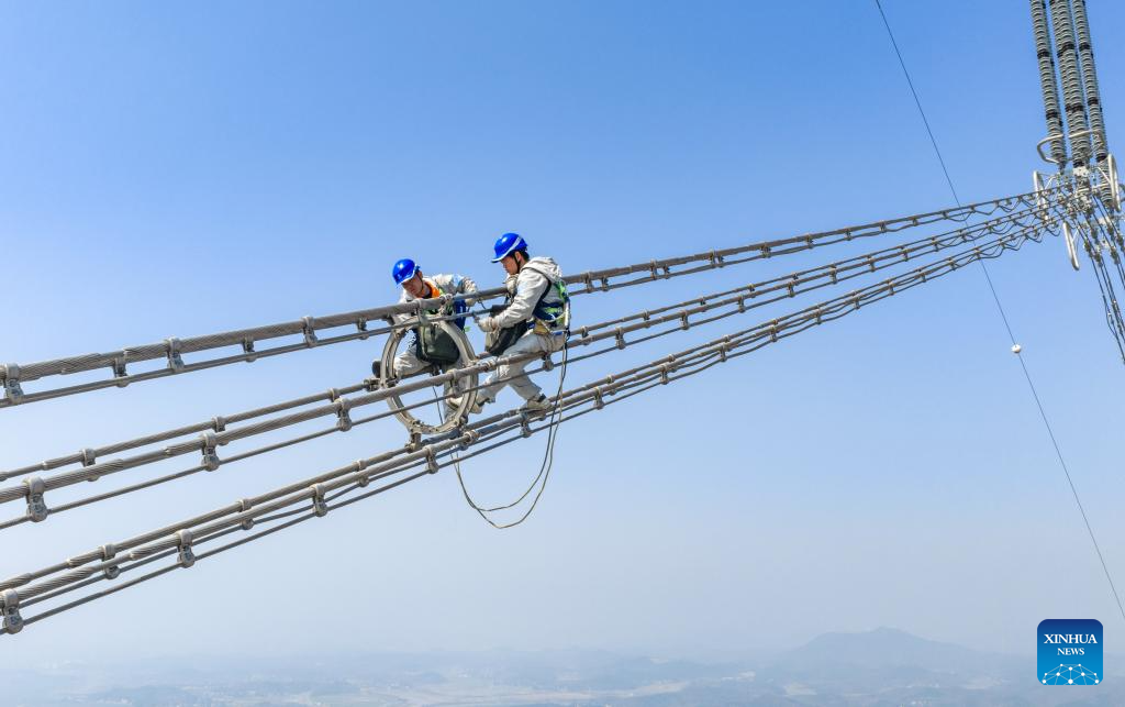 Técnicos de manutenção inspecionam a linha de ultra-alta tensão Jintang de ±800 kV na Cidade de Tongling, Província de Anhui