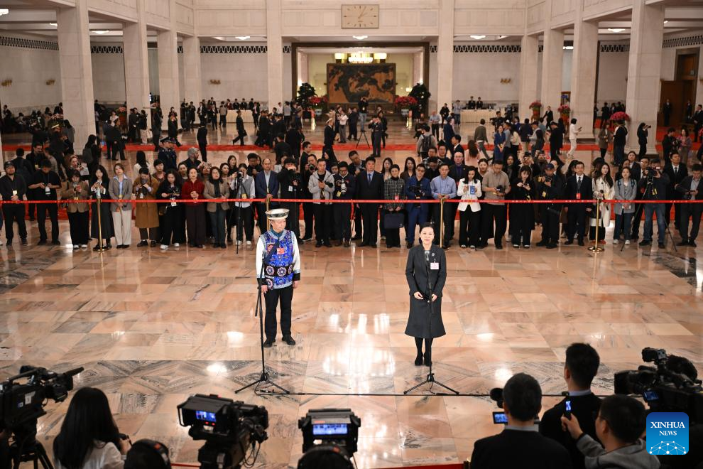Deputados da APN concedem entrevista em grupo antes da reunião de encerramento da sessão anual