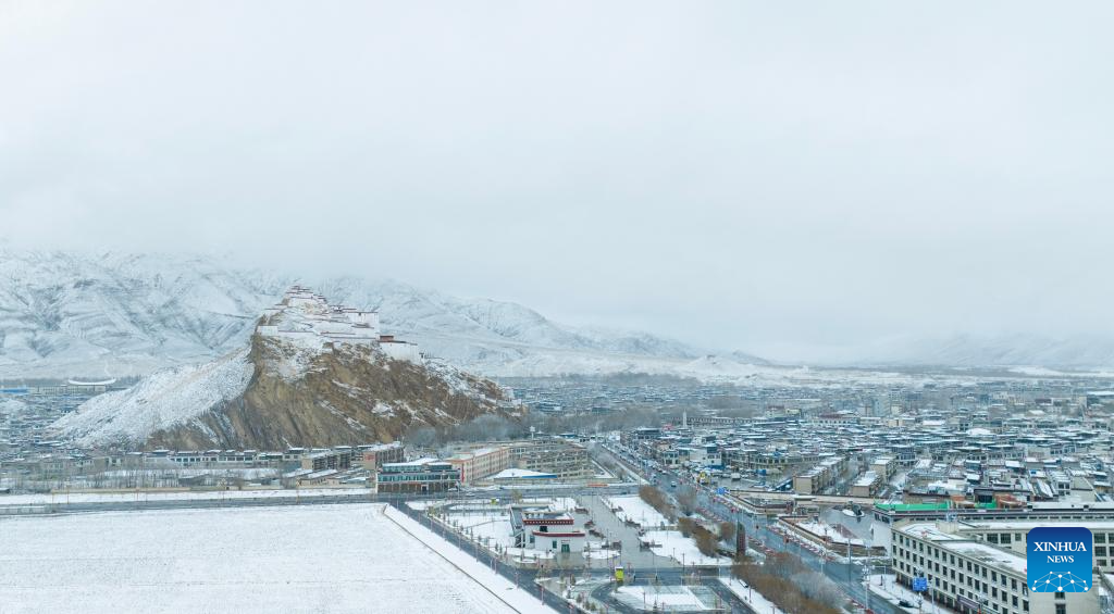 Neve pinta de branco castelos antigos no Monte Dzongri, em Xizang