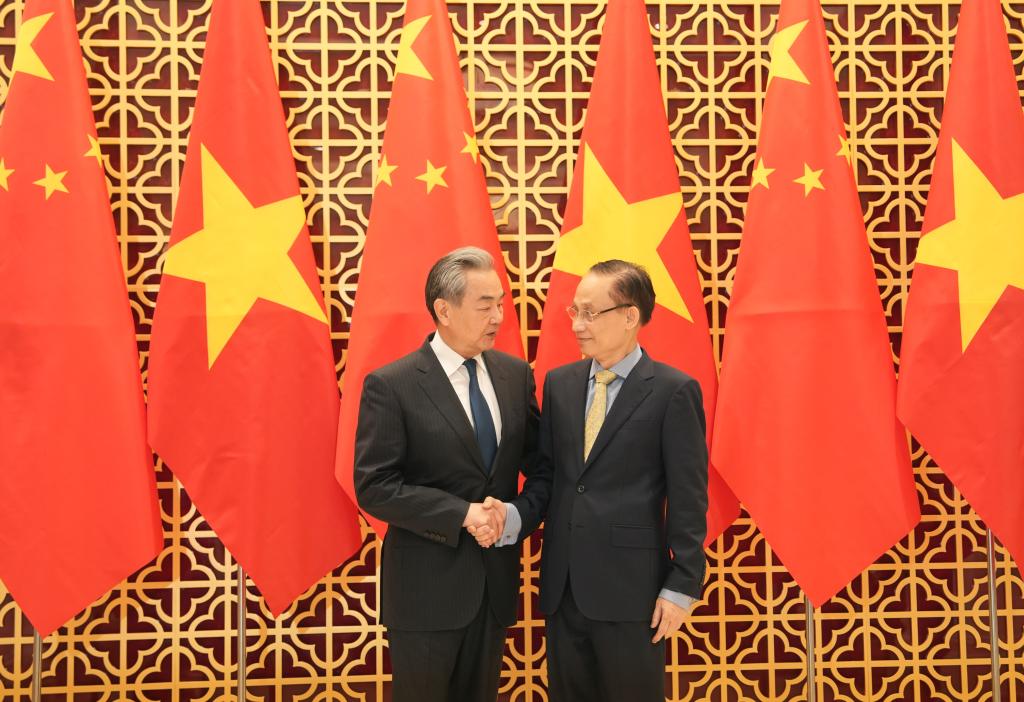 Chanceler chinês se reúne com homólogo vietnamita