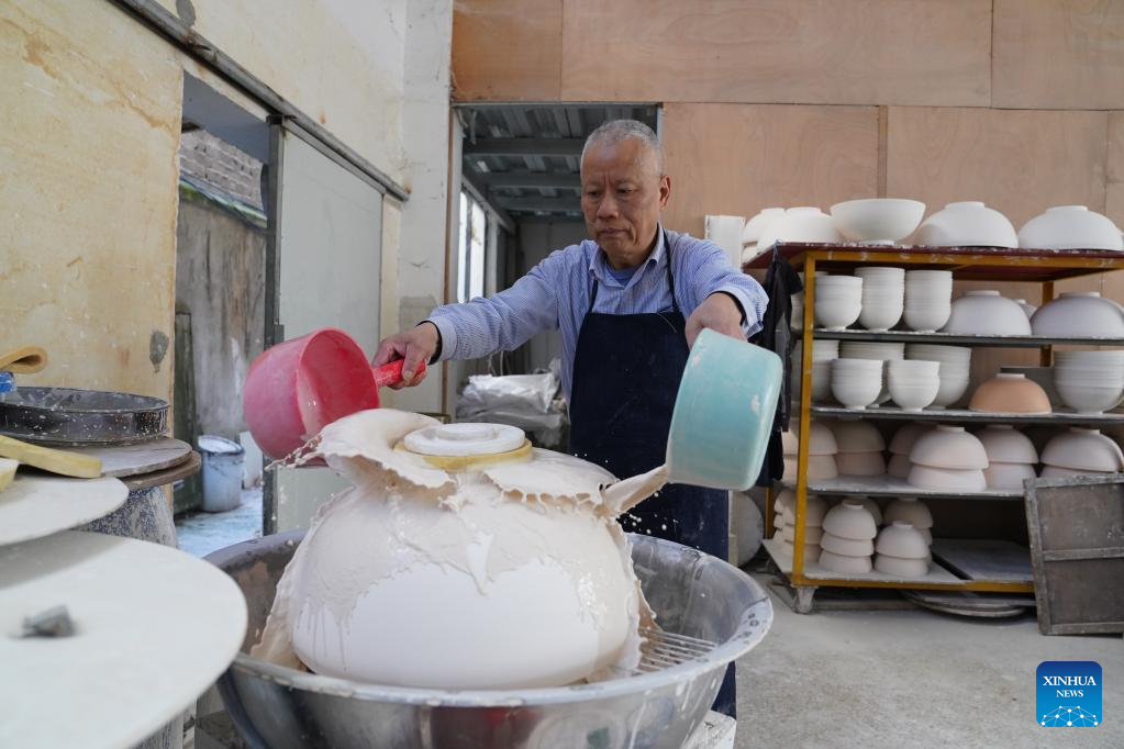 Lu Jiande: mestre artesão de porcelana de casca de ovo em Jingdezhen, no leste da China
