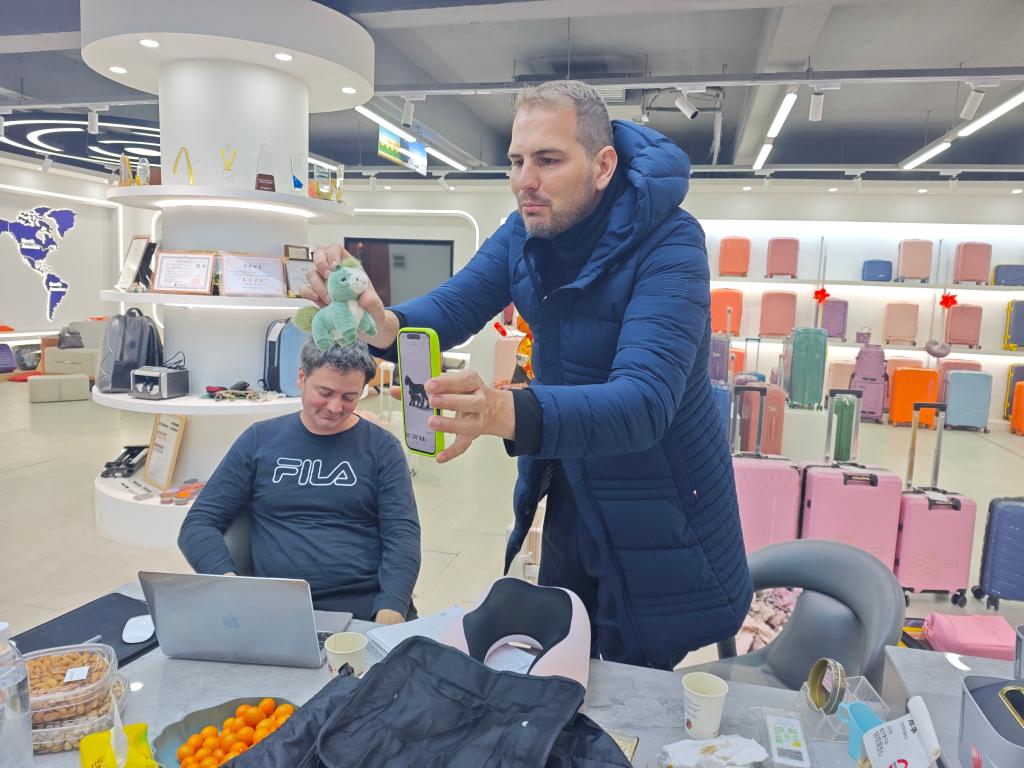 (Multimídia) Empresário brasileiro busca oportunidades em Baigou, "capital das malas" da China