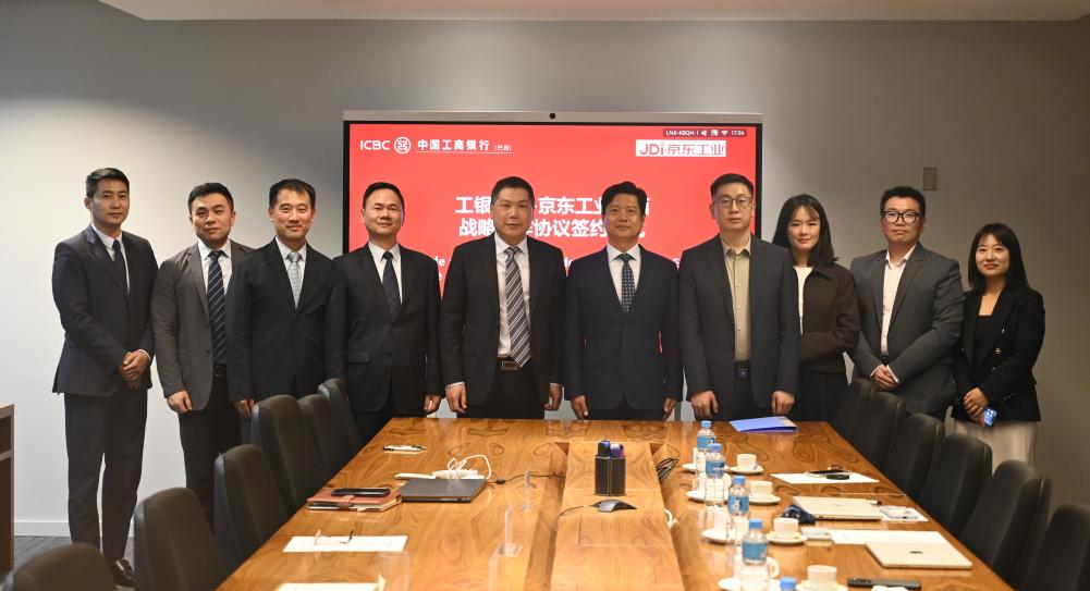 Foto de grupo após a assinatura do acordo de cooperação estratégica entre ICBC do Brasil e JD Industrials do Brasil. (Xinhua/ Yang Jiahe)