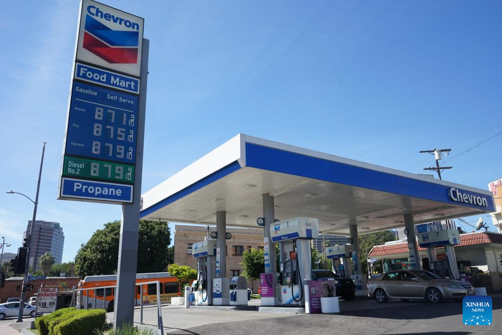 Destaque: Californianos enfrentam aumento nos preços da gasolina e crescente descontentamento