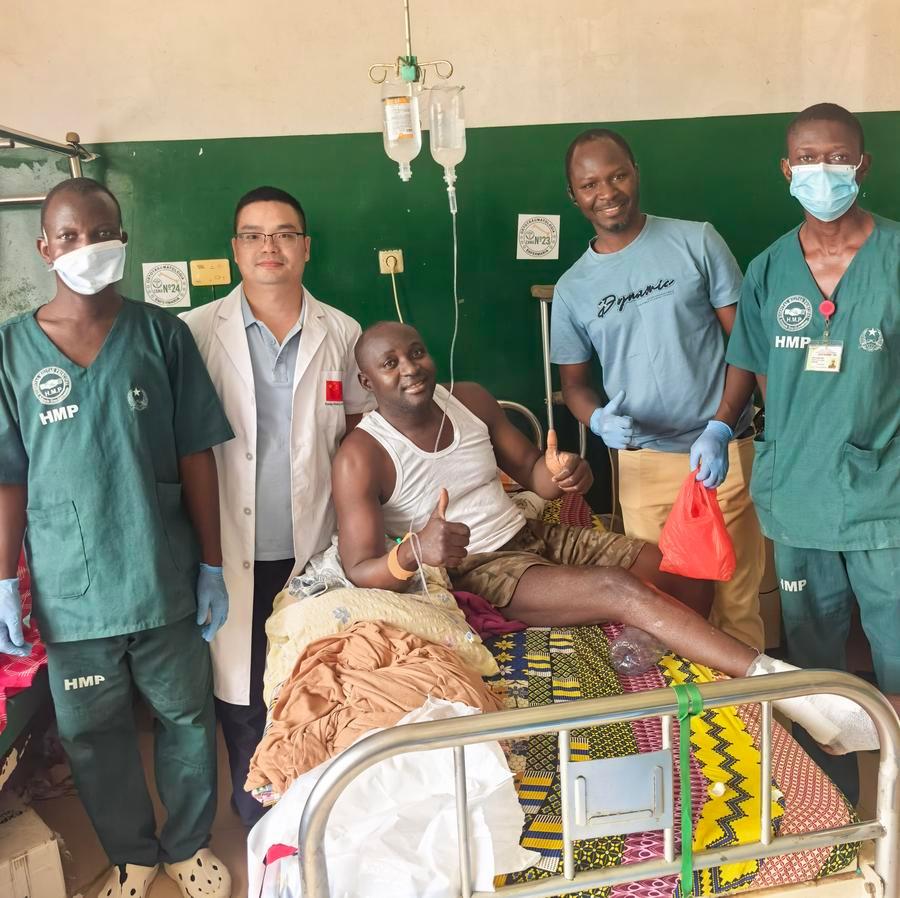 (Multimídia) Equipe médica chinesa realiza cirurgia para tratar fratura exposta complexa de tornozelo na Guiné-Bissau
