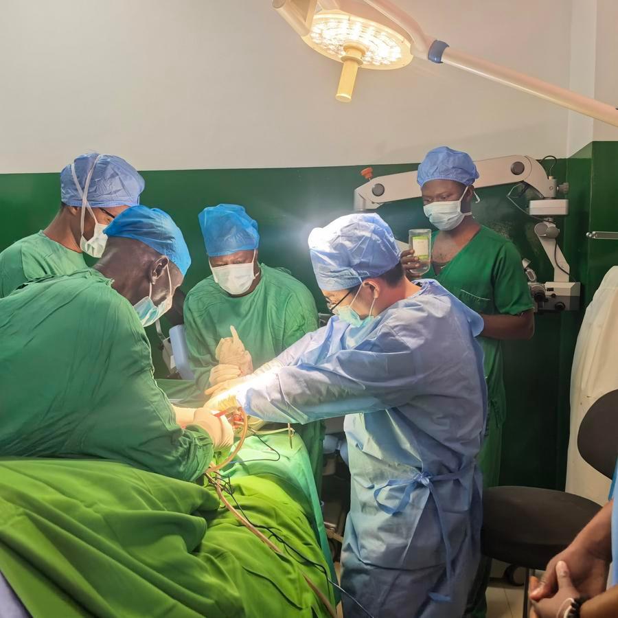 Membros da 21ª equipe médica chinesa na Guiné-Bissau e profissionais de saúde locais realizam uma cirurgia para um paciente no Hospital da Amizade China-Guiné-Bissau, em Bissau, Guiné-Bissau, em 4 de março de 2026. (21ª Equipe Médica Chinesa na Guiné-Bissau/Divulgação via Xinhua)
