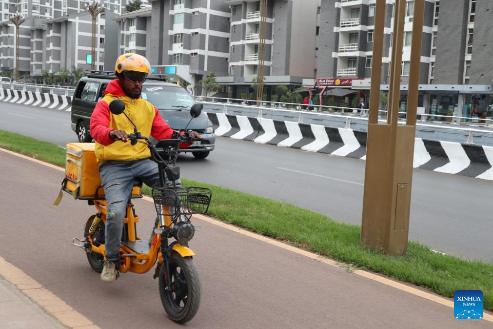Destaque: Etiópia vê expansão do mercado de bicicletas elétricas em meio ao aumento do preço do combustível
