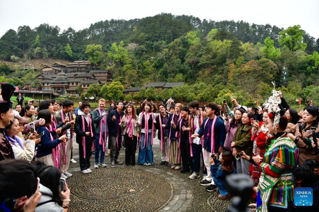 Coral da Universidade Yale faz intercâmbio cultural na província chinesa de Guizhou