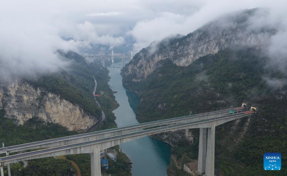 Névoa e nuvens cobrem o Distrito de Wulong em Chongqing, no sudoeste da China