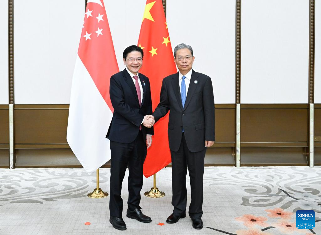 Chefe do Legislativo chinês se reúne com primeiro-ministro de Singapura e presidente do parlamento do Sri Lanka