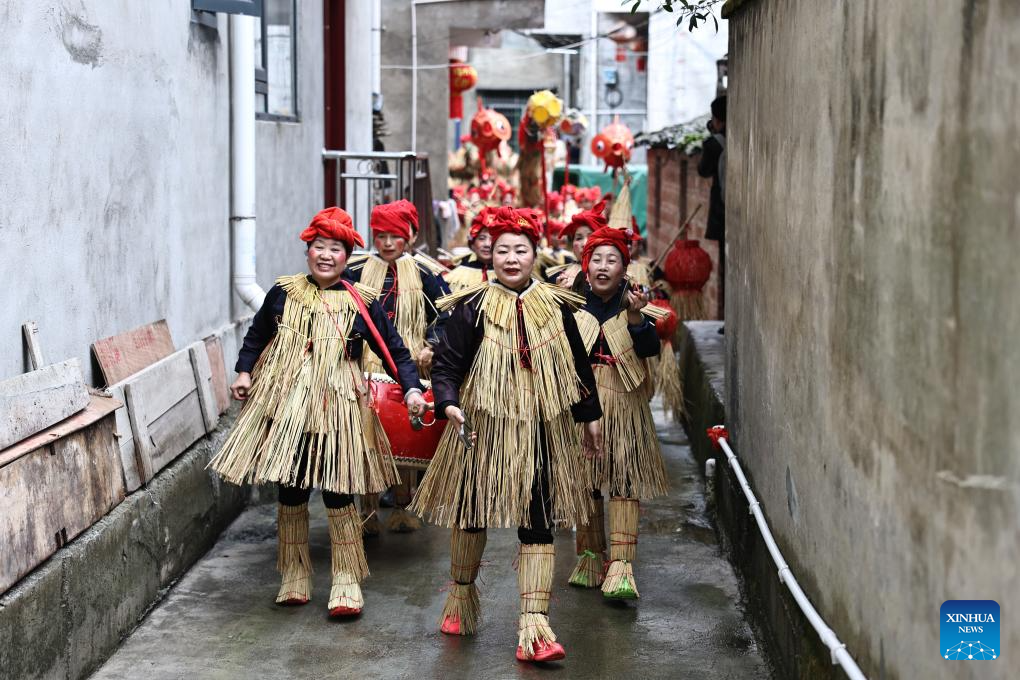 Moradores celebram Festival Sama na Aldeia da Etnia Dong de Sanbao em Guizhou, sudoeste da China