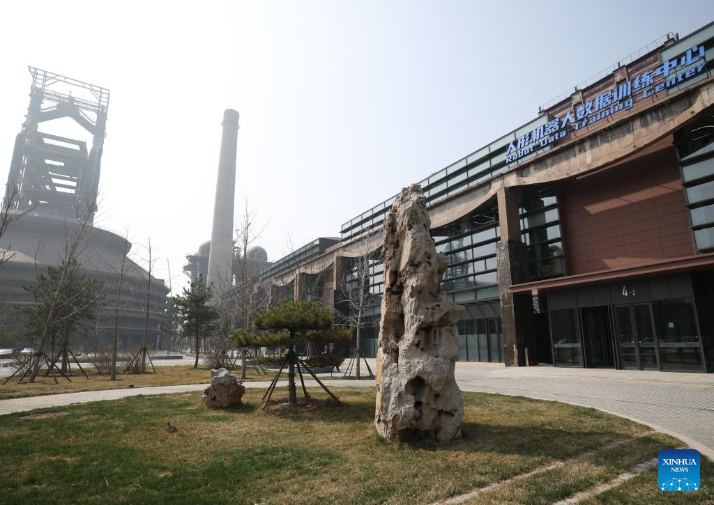 Robôs humanóides recebem treinamento na "Escola de Robôs" em Beijing