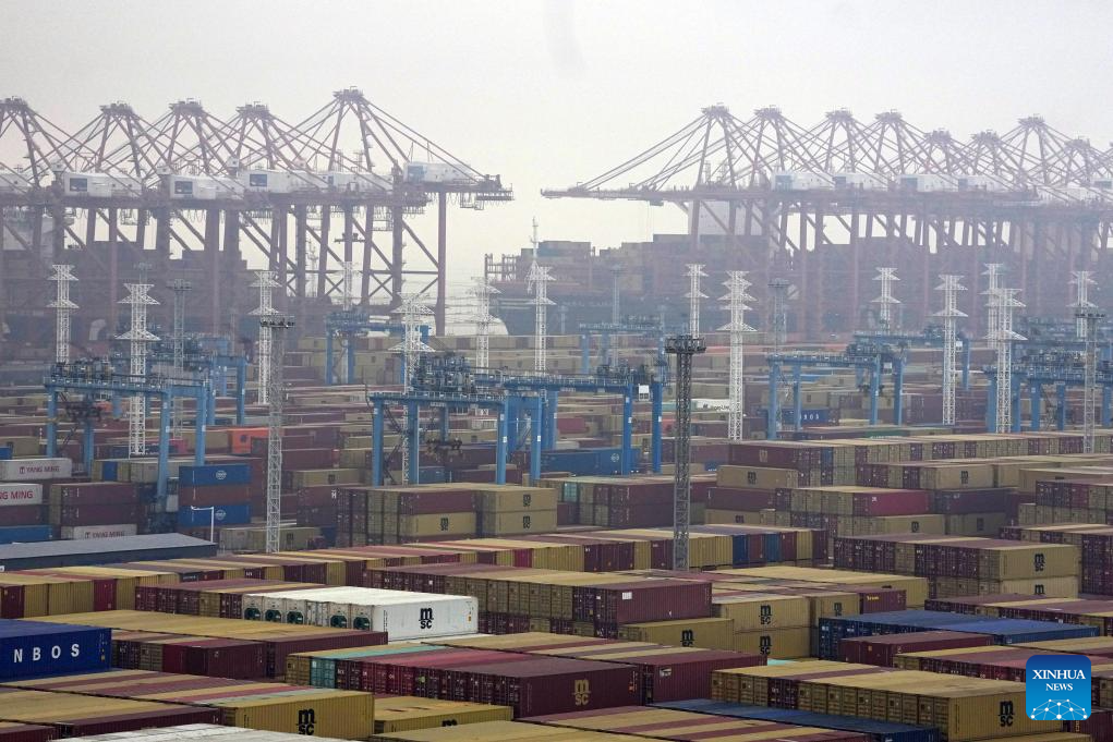 Porto de Ningbo-Zhoushan em Zhejiang registra aumento na movimentação de contêineres