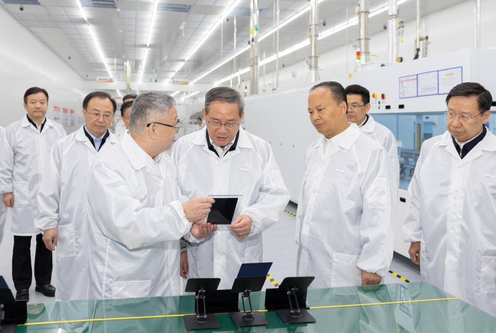 Premiê chinês enfatiza construção de novo tipo de rede elétrica e otimização da estrutura energética