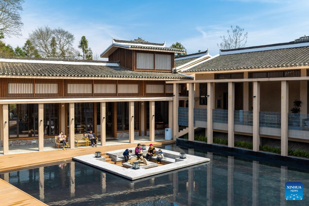 Azaleias em flor atraem multidões de visitantes a Guizhou, no sudoeste da China