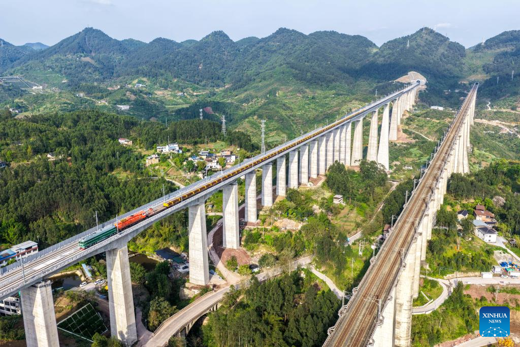 Ferrovia de alta velocidade Chongqing-Wanzhou entra na fase de assentamento dos trilhos