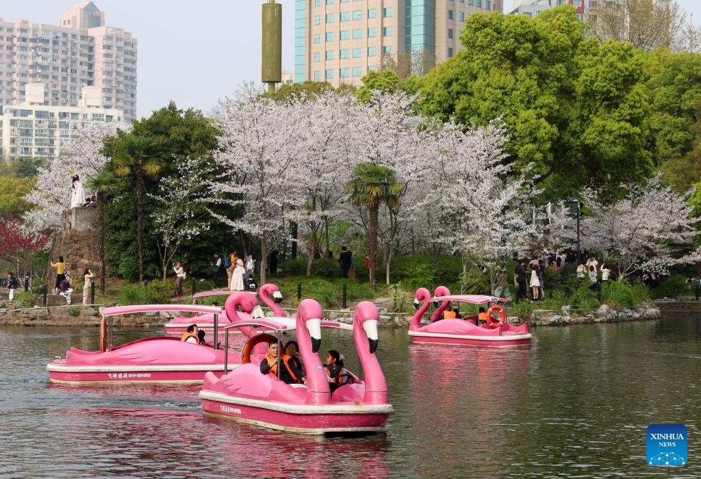 Chineses aproveitam o feriado do Festival Qingming em todo o país