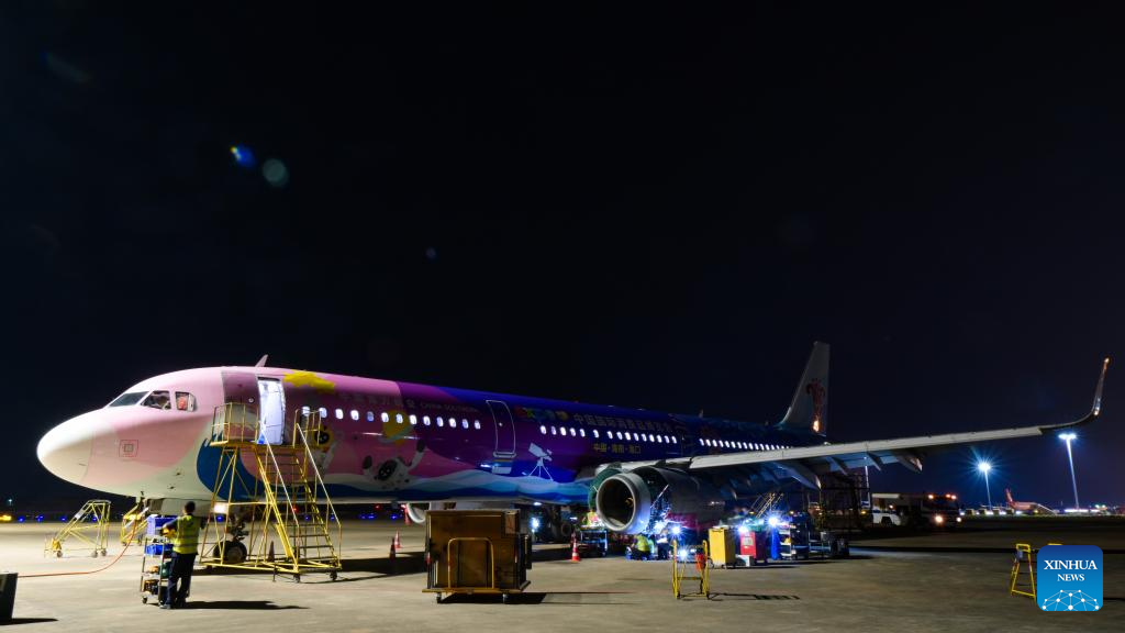 Técnicos fazem manutenção em avião temático da Exposição Internacional de Produtos de Consumo da China em Haikou
