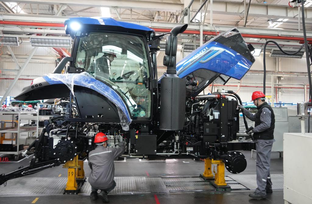 (Multimídia) Da exportação de produtos à internacionalização de "sistemas": Máquinas agrícolas da China aceleram rumo aos campos férteis do mundo