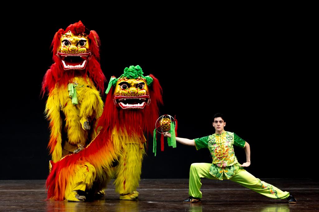 O estudante brasileiro Miguel de Oliveira Manacero está apresentando a dança do leão. (Foto fornecida pelo entrevistado)