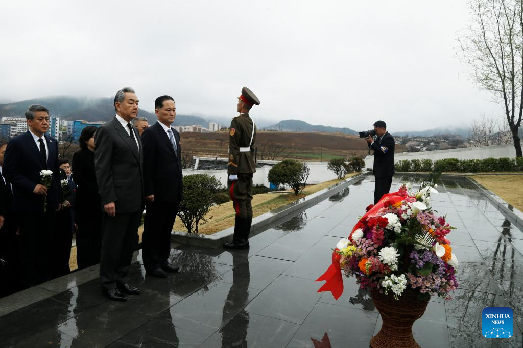 Chanceler chinês presta homenagem ao cemitério dos mártires dos Voluntários do Povo Chinês na RPDC