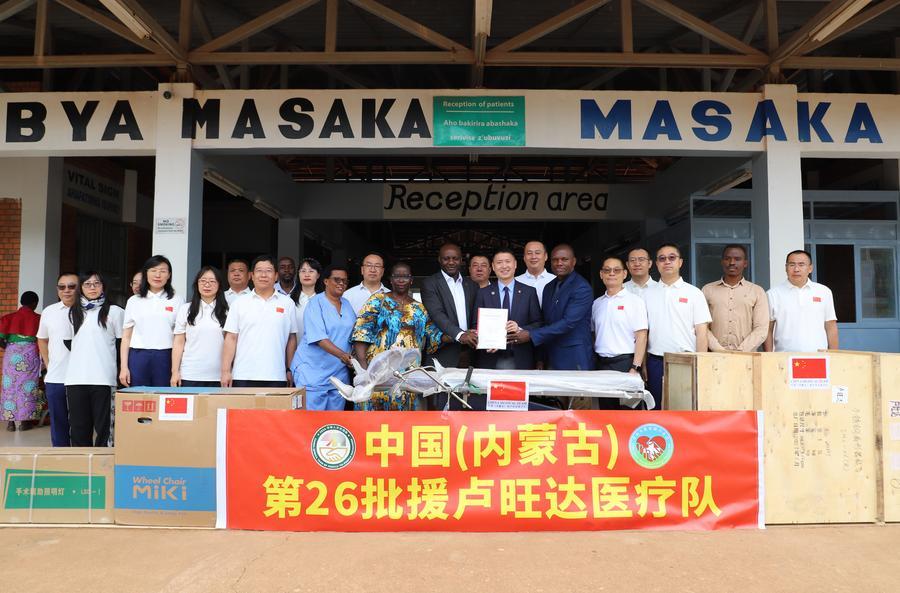 Equipe médica chinesa doa suprimentos para hospital ruandês