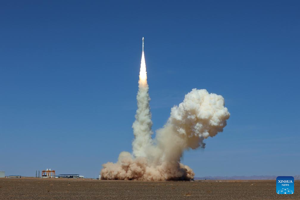 China lança foguete Lijian-1 Y12 para colocar oito satélites em órbita