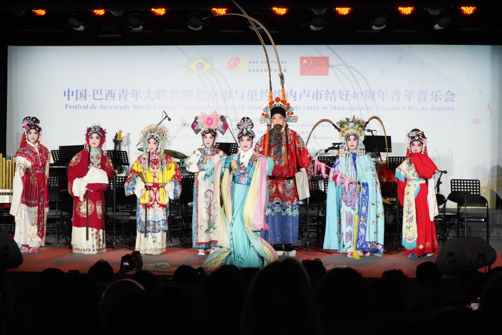 Membros do Grupo Artístico da Universidade Renmin apresentam peças da Ópera de Pequim no salão da Universidade Renmin, em Beijing, capital da China, na noite de 14 de abril de 2026. O grupo chinês realiza a apresentação com a Orquestra Forte de Copacabana para celebrar o Ano Cultural China-Brasil e os 40 Anos de Amizade entre os municípios de Beijing e do Rio de Janeiro. (Xinhua/Zhu Yilin)