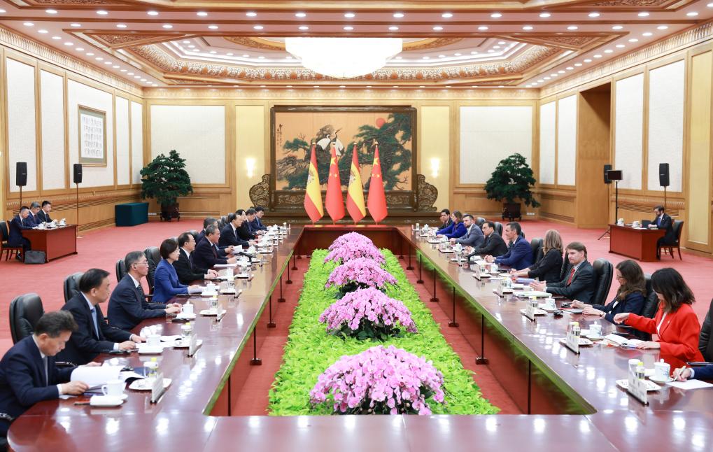 Mais empresas chinesas capacitadas são incentivadas a investir na Espanha, diz premiê Li