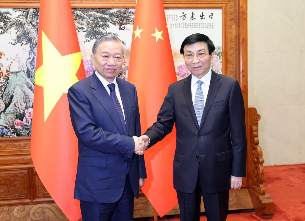 Principal conselheiro político da China se encontra com o principal líder do Vietnã