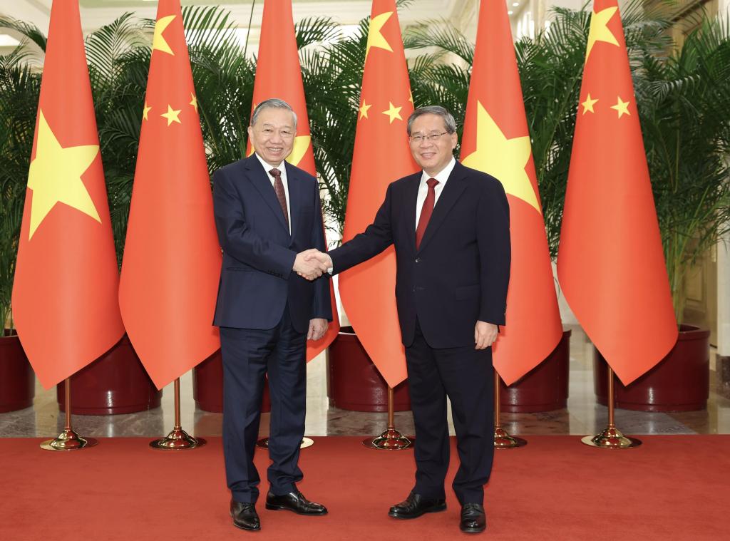 China promoverá conectividade com Vietnã por meio de ferrovias de bitola padrão, vias expressas e portos inteligentes, diz premiê Li