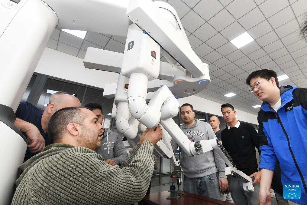 Empresa chinesa Sagebot impulsiona desenvolvimento de equipamentos médicos de ponta