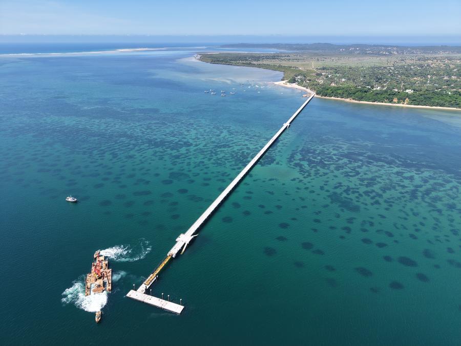 Foto aérea por drone de 26 de fevereiro de 2026 mostra a ponte-cais construída pela China Road and Bridge Corporation na Ilha de Inhaca, na Baía de Maputo, em Moçambique. (China Road and Bridge Corporation/Divulgação via Xinhua)