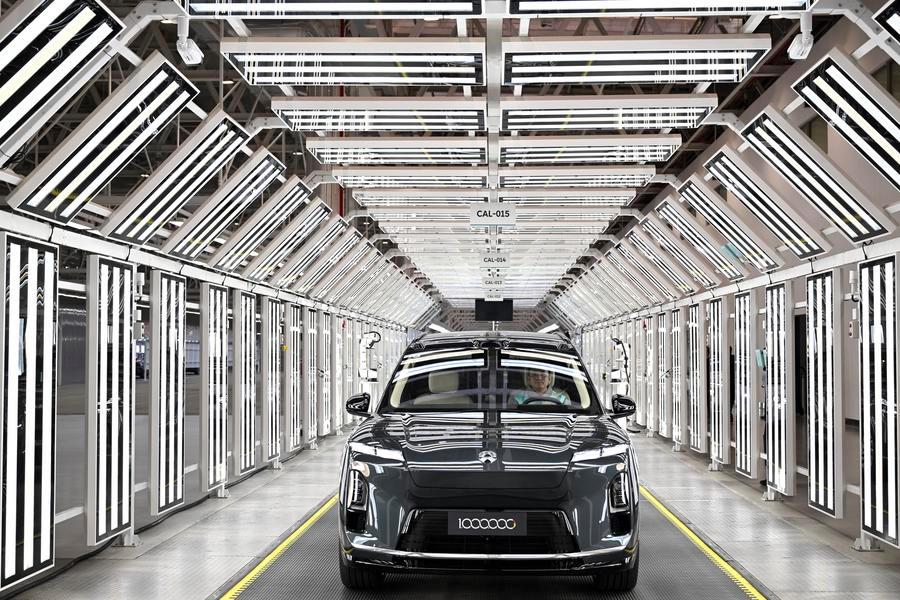Foto de 6 de janeiro de 2026 mostra o milionésimo veículo da montadora chinesa NIO na Segunda Base de Fabricação Avançada da NIO em Hefei, na Província de Anhui, leste da China.&nbsp;(Xinhua/Huang Bohan)