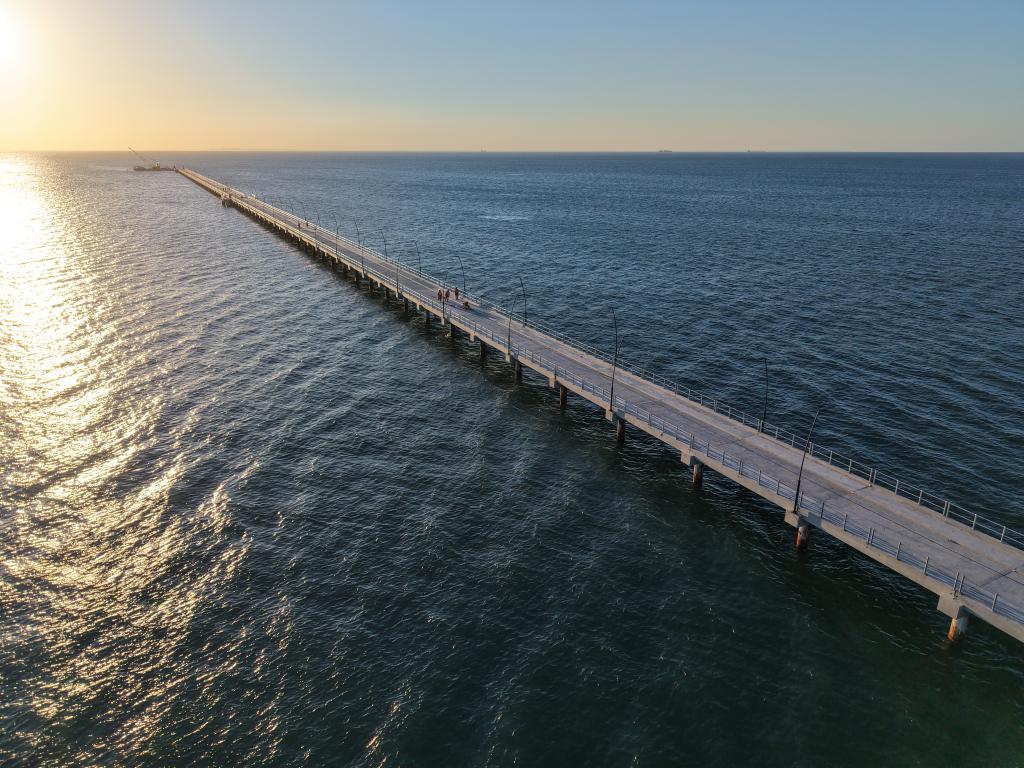 Foto de drone mostra a ponte-cais construída pela China Road and Bridge Corporation na Ilha de Inhaca, na Baía de Maputo, em Moçambique, em 21 de fevereiro de 2026. (China Road and Bridge Corporation/Divulgação via Xinhua)