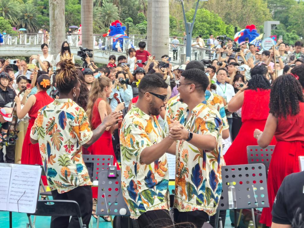 Membros da Orquestra Forte de Copacabana, do Brasil, dançam ao som da música durante uma apresentação na cidade de Nanning, na Região Autônoma da Etnia Zhuang de Guangxi, no sul da China, em 17 de abril de 2026. (Xinhua/Wang Churan)