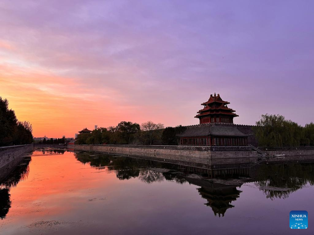 Amanhecer dourado toma conta do horizonte de Beijing