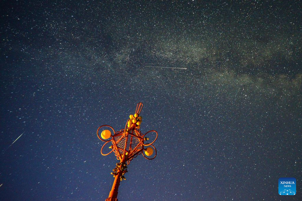 Chuva de meteoros Líridas cruza o céu de Heilongjiang, no nordeste da China