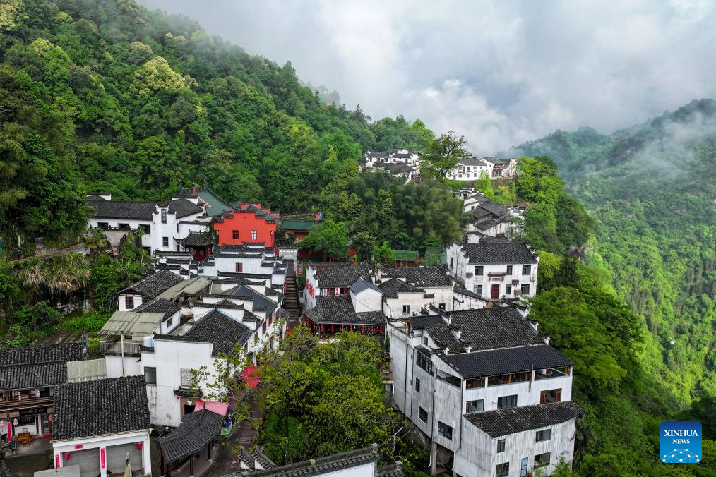 Paisagem da área cênica da Montanha Qiyun após chuva em Anhui, no leste da China