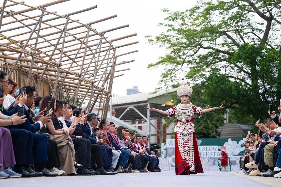 Uma modelo apresenta roupa étnica no Festival Lento Barra em Macau, sul da China, em 1º de maio de 2026. (Xinhua/Cheong Kam Ka)